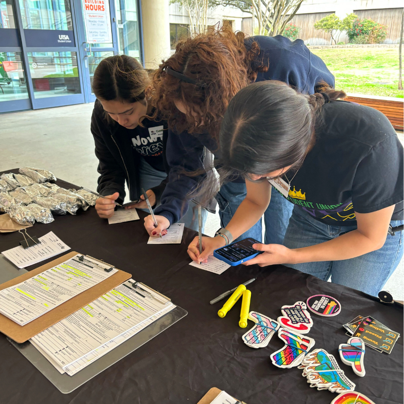 Texans registering to vote on a college campus.